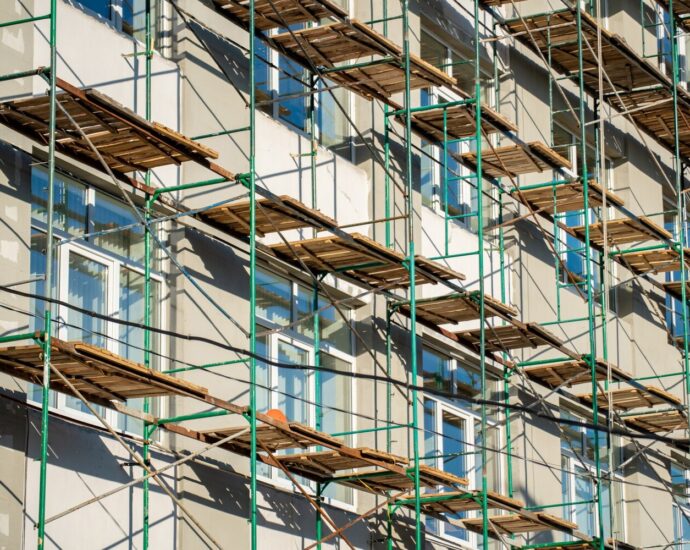 Najczęstsze błędy przy montażu rusztowania – jak ich unikać, by zapewnić bezpieczeństwo?