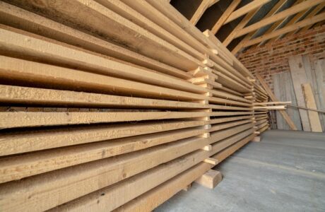 Drewno budowlane w Warszawie – od czego zacząć przygotowania do budowy lub remontu?